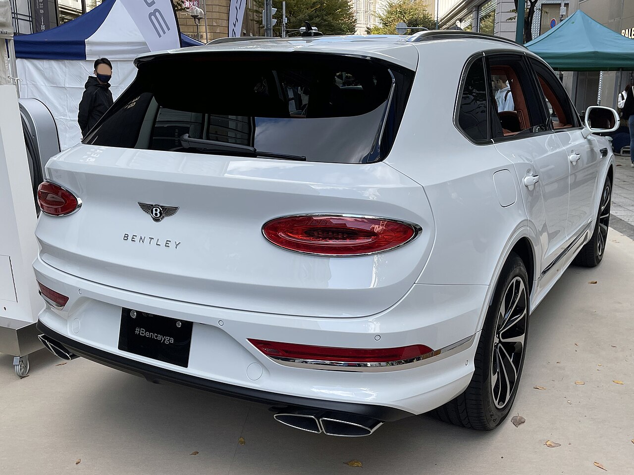 File:Bentley BENTAYGA HYBRID (7LA-BADCB) rear.jpg