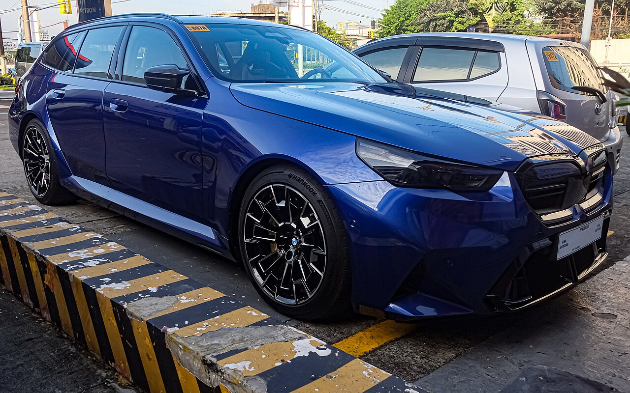 File:BMW M5 G99 Touring Marina Bay Blue Metallic 01.jpg