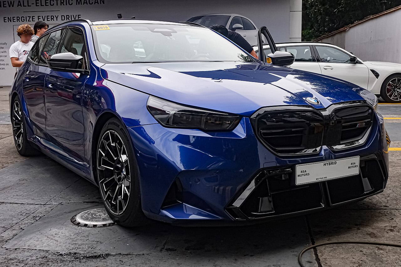 File:BMW M5 G99 Touring Marina Bay Blue Metallic 03.jpg