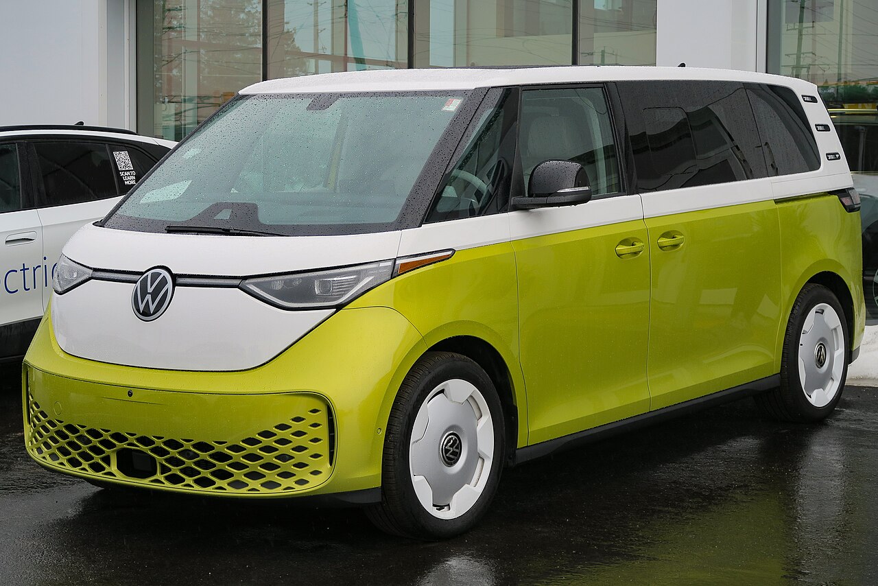 File:2025 Volkswagen ID.Buzz 1st Edition 4MOTION in Candy White & Pomelo Yellow Metallic two-tone, front left, 2025-03-14.jpg