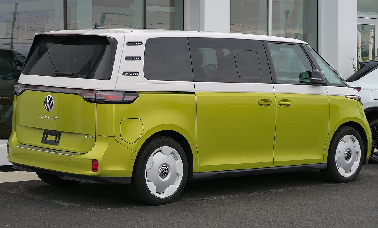 File:2025 Volkswagen ID. Buzz 1st Edition 4MOTION in Candy White & Pomelo Yellow Metallic two-tone, rear right, 2025-05-18.jpg