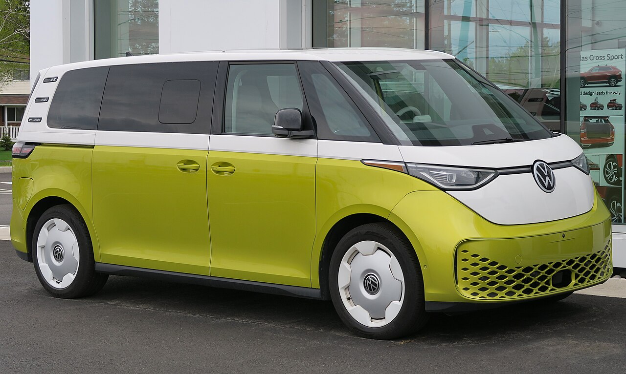 File:2025 Volkswagen ID. Buzz 1st Edition 4MOTION in Candy White & Pomelo Yellow Metallic two-tone, front right, 2025-05-18.jpg