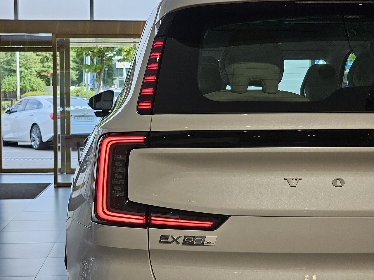 File:Volvo EX90 Twin Motor Performance Ultra SPA2 Crystal White (13).jpg