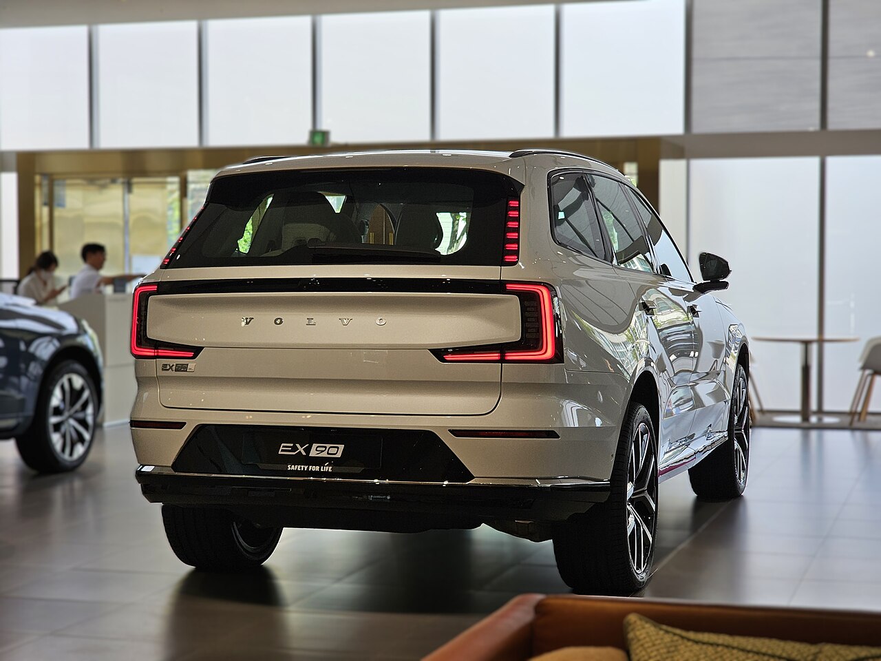 File:Volvo EX90 Twin Motor Performance Ultra SPA2 Crystal White (10).jpg